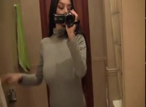 Турочка с заросшей пиздёнкой мастурбирует в ванной комнате